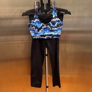 Constantly Varied Gear Women's Black and Blue Cropped leggings set